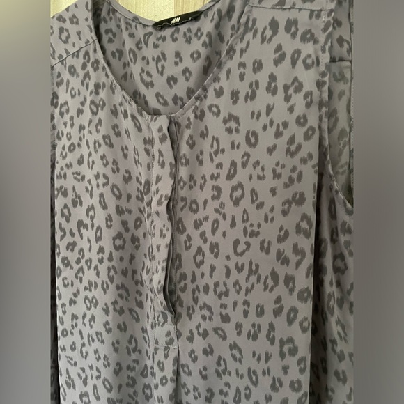 H & M  grey tone leopard print tank tunic top. Size Large. Hi-low hemline. - Picture 4 of 5